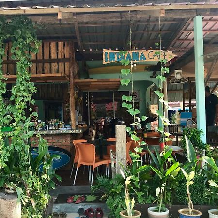 Indiana Cafe & Dorm Bed & Breakfast Pantai Cenang  Eksteriør bilde