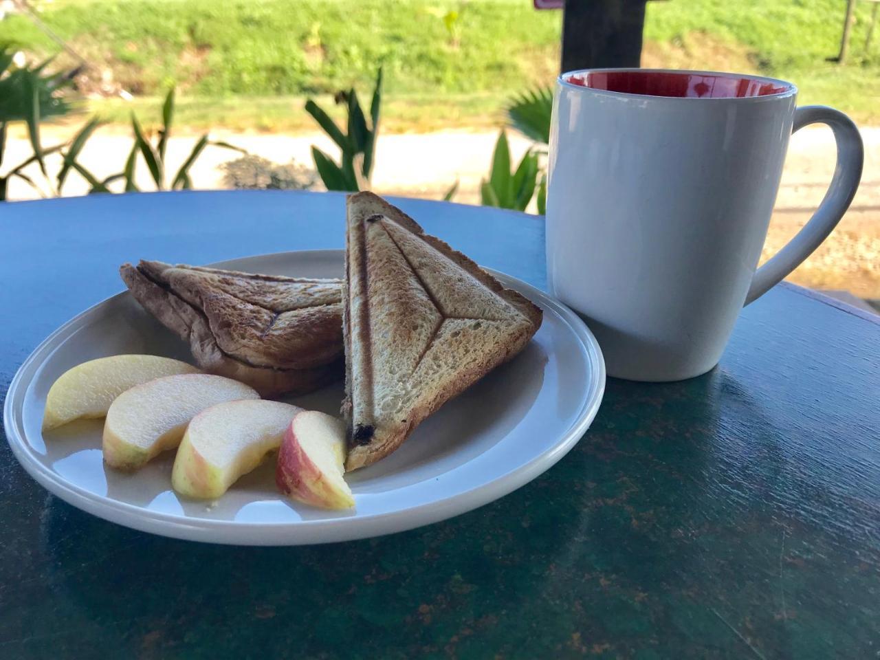 Indiana Cafe & Dorm Bed & Breakfast Pantai Cenang  Eksteriør bilde