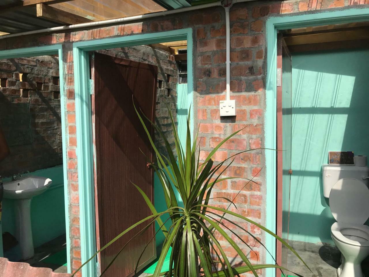 Indiana Cafe & Dorm Bed & Breakfast Pantai Cenang  Eksteriør bilde
