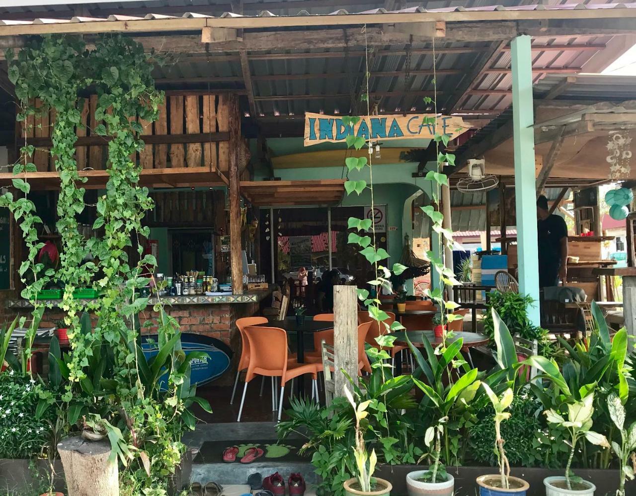 Indiana Cafe & Dorm Bed & Breakfast Pantai Cenang  Eksteriør bilde